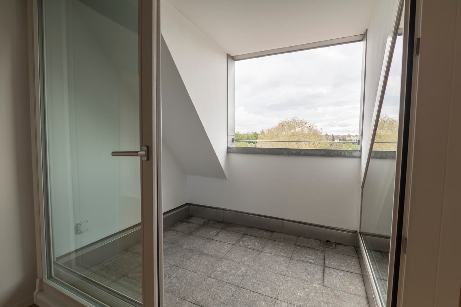 Charmante Dachwohnung mit Galerie und besonderem Wohnambiente in 3013 Bern – Bild 2