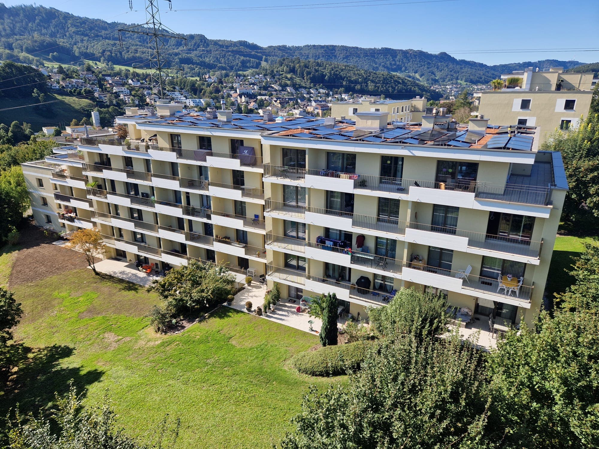 2.0 - Zimmerwohnung mit 94 m² Dachterrasse und Blick ins Grüne in 8136 Gattikon – Bild 1